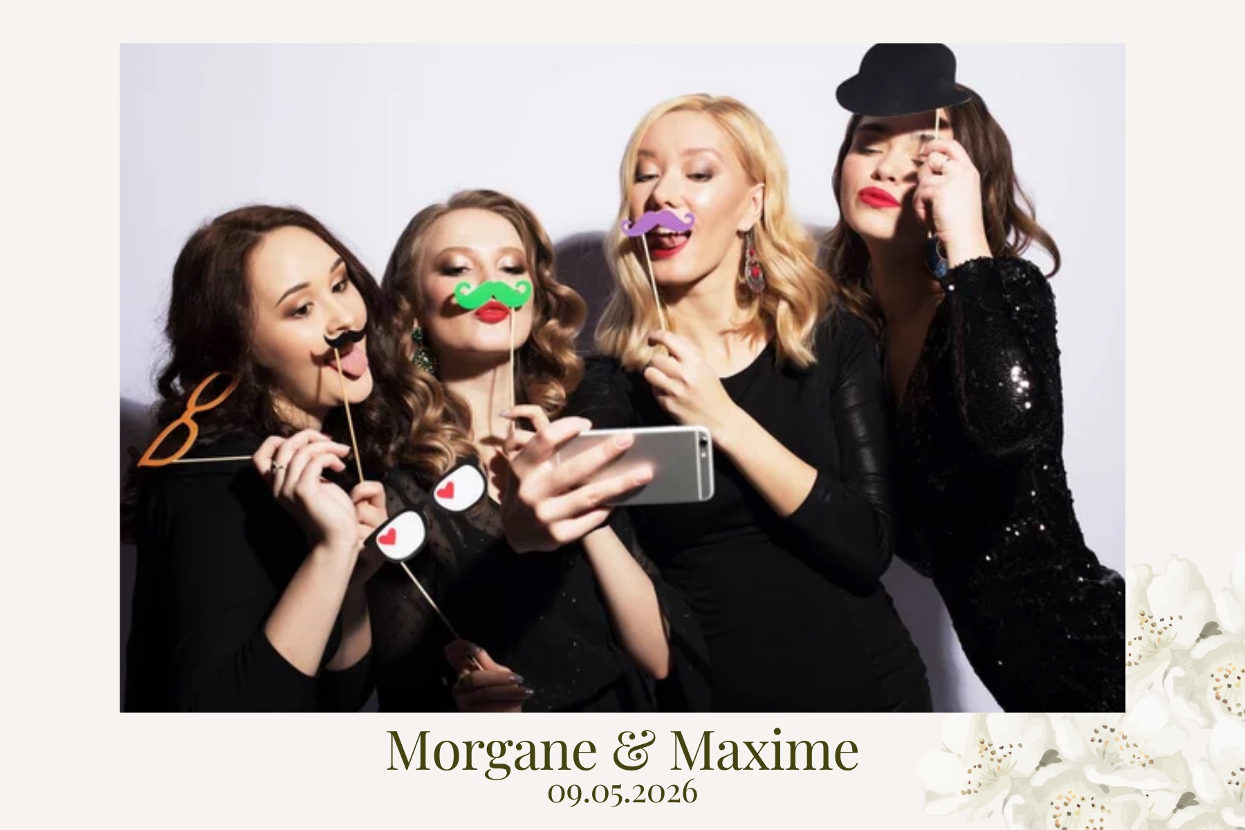 Cadre photobooth mariage fleurs blanches élégantes - location photobooth mariage Saint-Martin-de-Crau